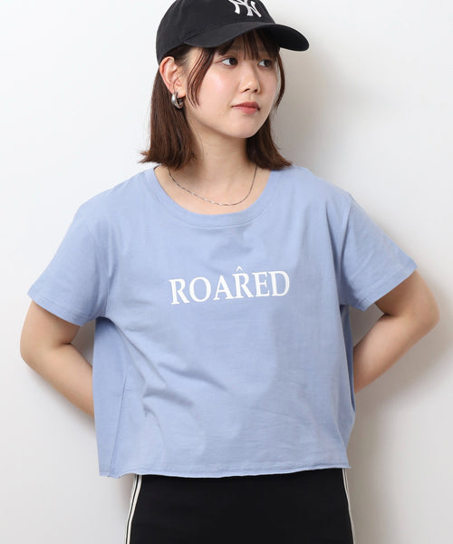 ショート丈裾フリンジオーバサイズシルエットロゴプリントTシャツ