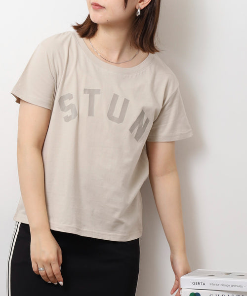 オーバーサイズシルエットショート丈ロゴプリントTシャツ