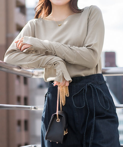 ボートネック指空きTシャツ