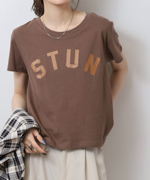 オーバーサイズシルエットショート丈ロゴプリントTシャツ